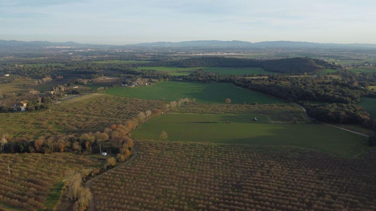  Fotografia a vista d’ocell del paratge del volcà de la Crosa (al centre) des d’Estanyol (Bescanó). F Gabriel López Badell  