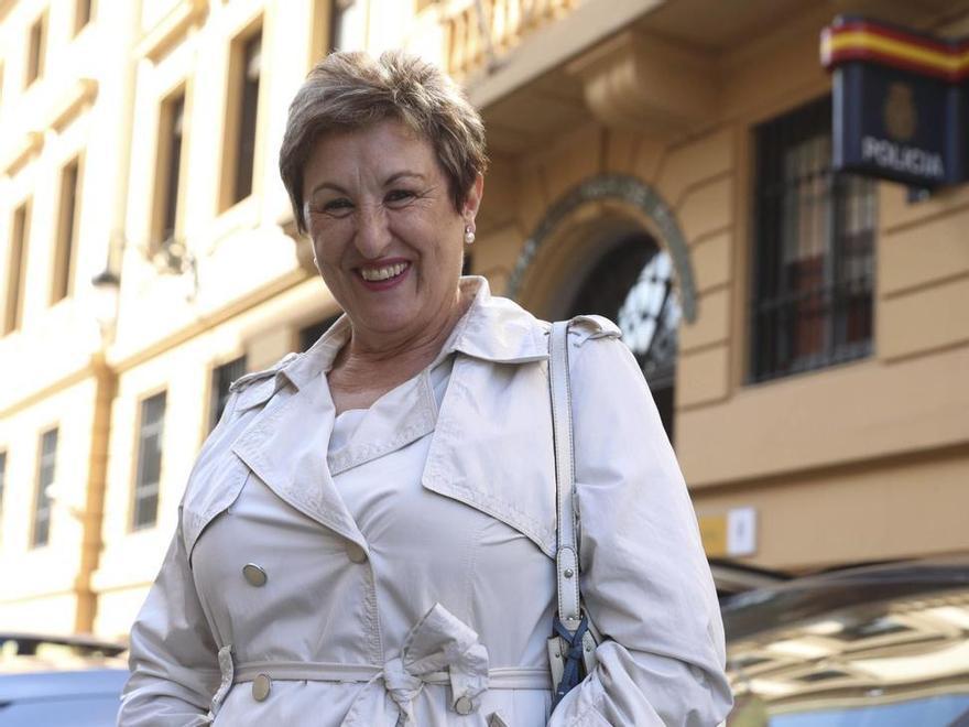 &quot;Menudas miradas cuando me quitaba la gorra de policía y veían los pendientes&quot;