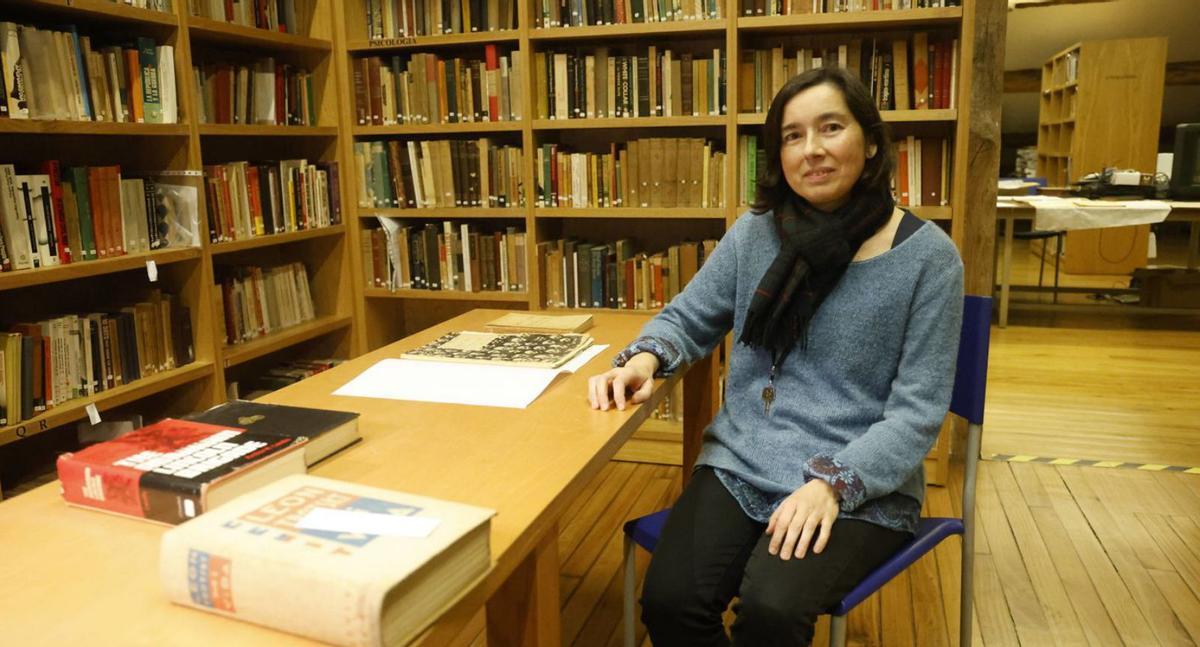 María Pita, bibliotecaria de la Fundación Granell ante varios libros del archivo de Eugenio Granell / JESÚS PRIETO 