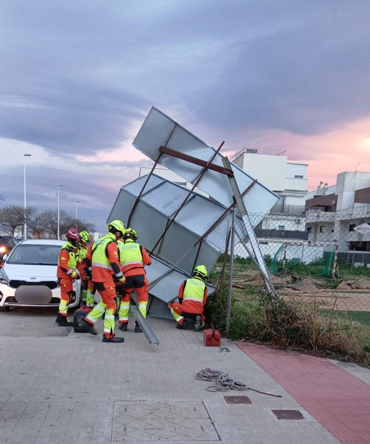 Bomberos retirando un cartel ayer en el Port de Sagunt.