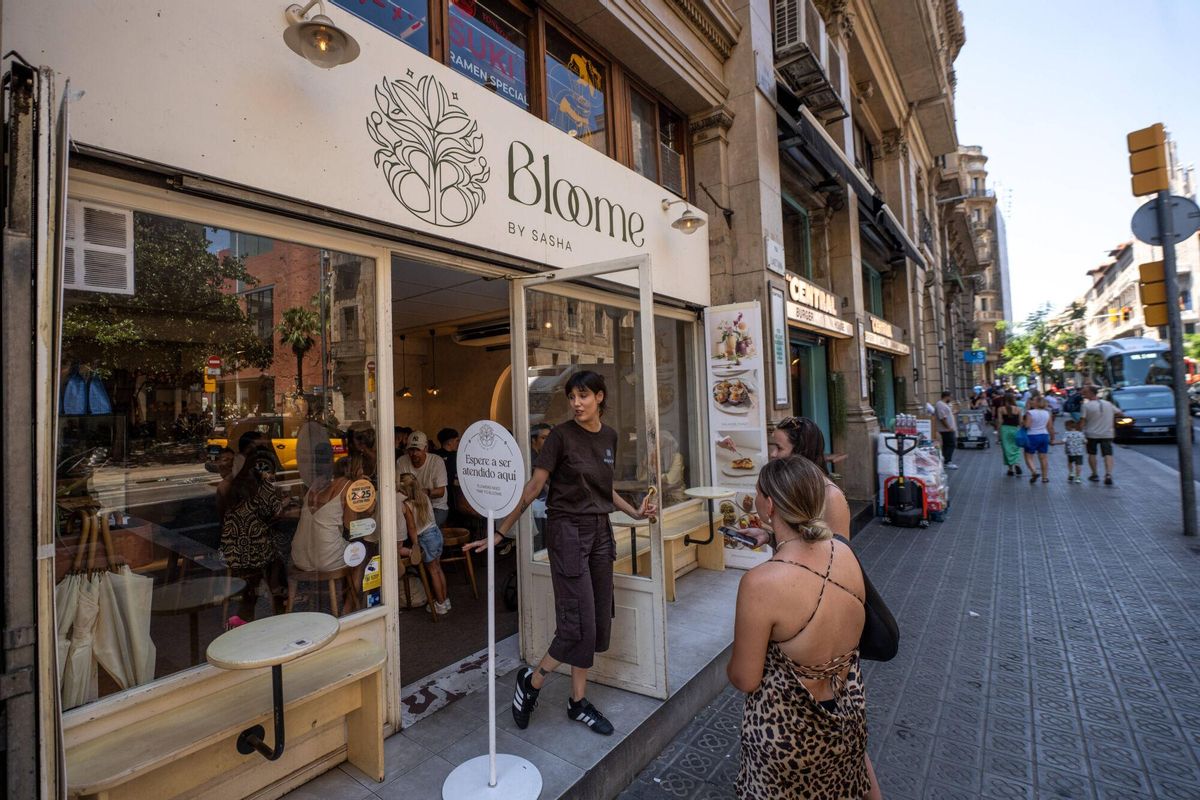 Barcelona 15/07/2025 Barcelona Ambiente comercial en la Via Laietana. AUTOR: JORDI OTIX