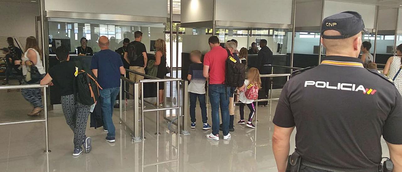 Un policía vigila un control de pasajeros en el aeropuerto de Son Sant Joan. | DM
