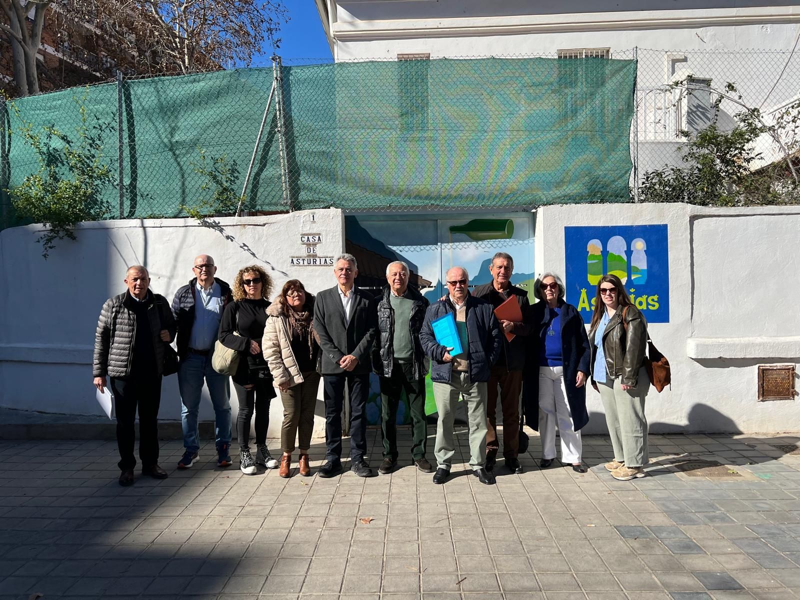 La directiva de la FICA de España y Europa, ante la casa regional de Asturias en Valencia