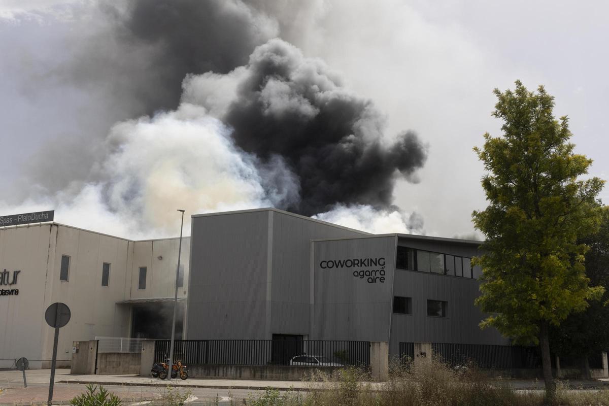 Más de seis dotaciones de bomberos trabajan en la extinción del incendio industrial de Xàtiva
