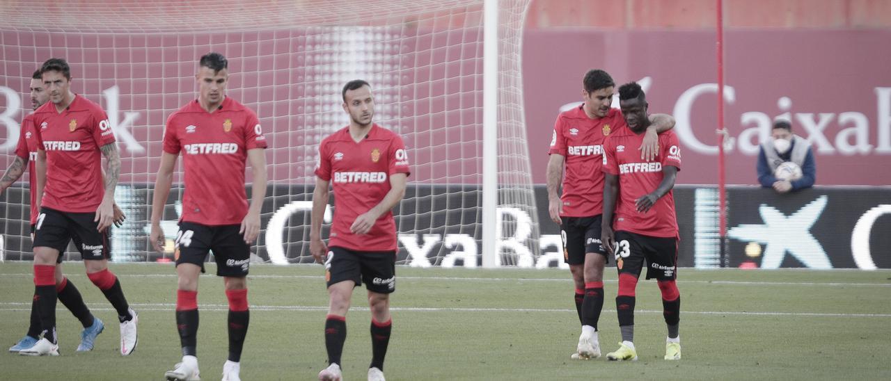 Abdón comenta con Amath la acción del segundo gol.