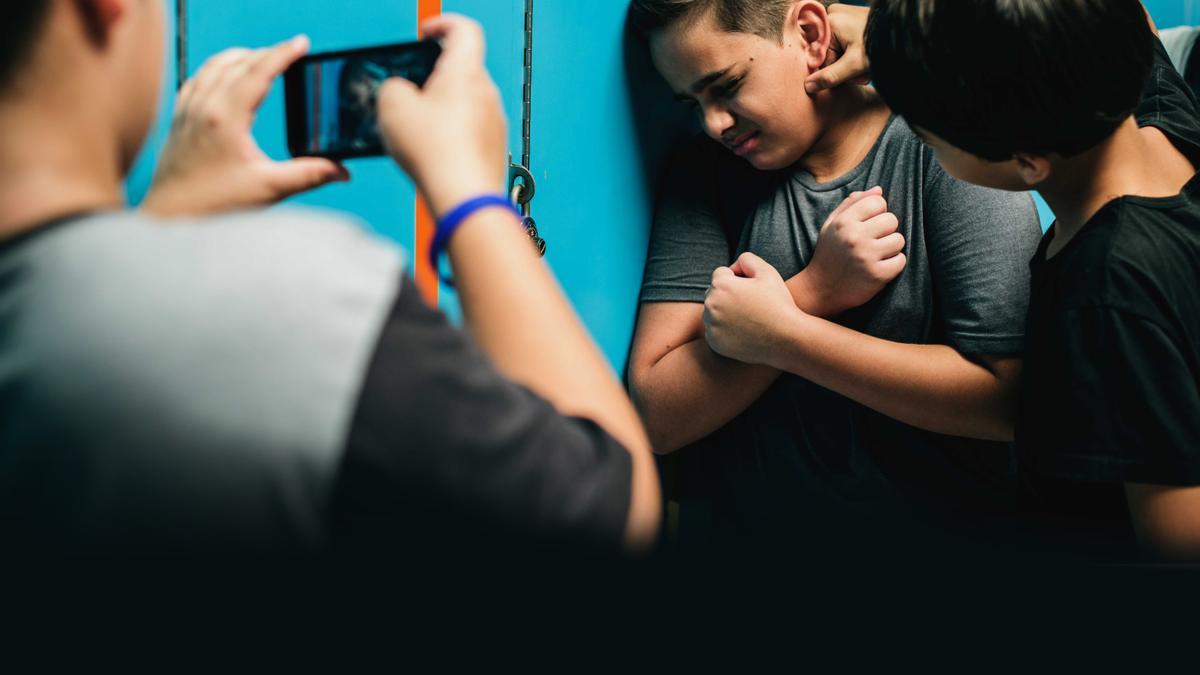 Un joven es acosado y grabado con un móvil.