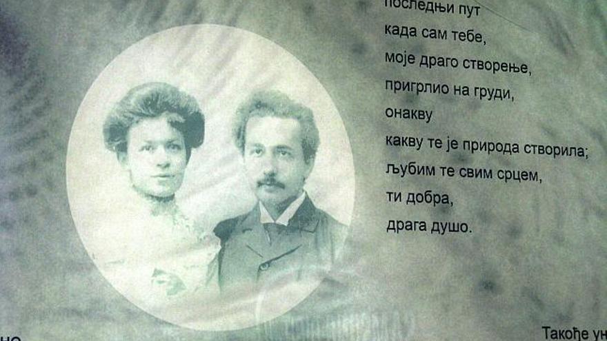 Uno de los paneles que muestran la fotografía conjunta de Albert Einstein junto a su primera esposa, la física serbia Mileva Maric (1875-1948), que se puede contemplar en la exposición &quot;Somos Einstein&quot;, organizada con motivo del 60 aniversario de la muerte de Maric, en la que se intenta establecer la verdad sobre la contribución de la mujer del científico en las teorías cruciales del siglo pasado.