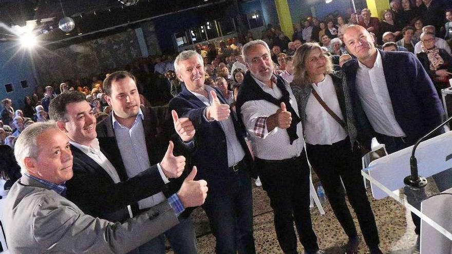 Alfonso Rueda y Jorge Cubela con otros dirigentes del PP en el acto de ayer. // FdV
