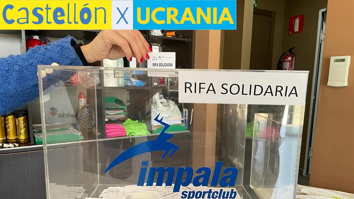 Los castellonenses han comenzado a adquirir las papeletas para la rifa de objetos donados por los famosos.