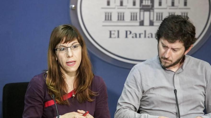 Alberto Jarabo y Laura Camargo, portavoz de Podemos, ayer en el Parlament.