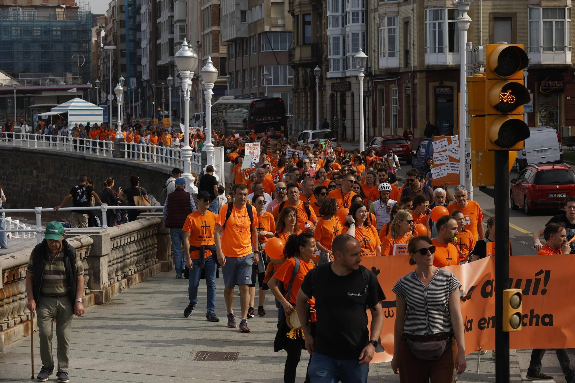 Así fue la gran concentración en Gijón por la educación concertada (en imágenes)