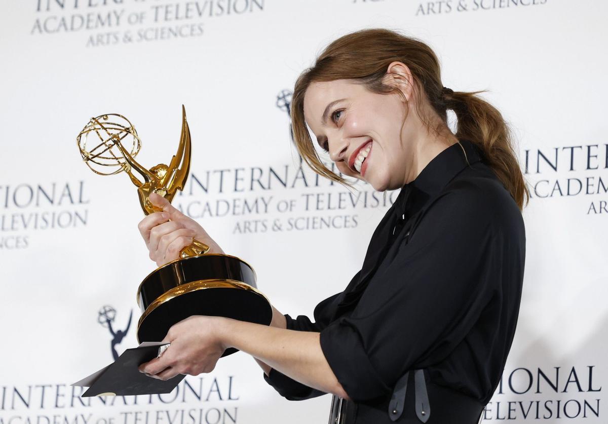 La actriz Lou de Laâge en los Emmy Internacional 2022