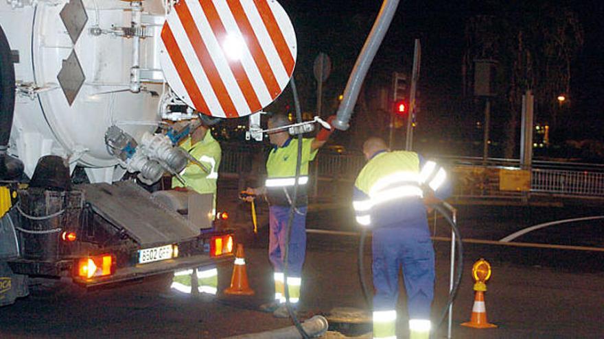 Técnicos de Emalsa se esforzaban anoche por desatascar el gran tapón que atora el colector de aguas fecales que corre paralelo al cauce del barranco de Escaleritas y que causó la contaminación.