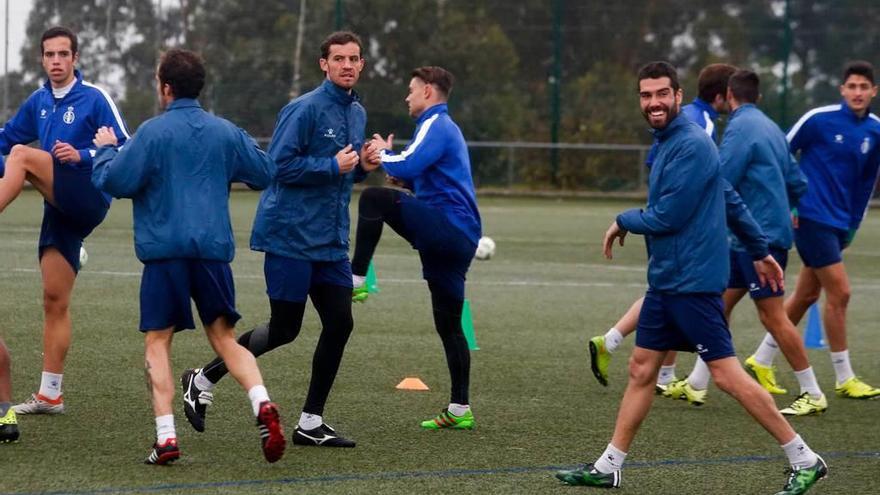 Los jugadores avilesinos, durante el entrenamiento de ayer.