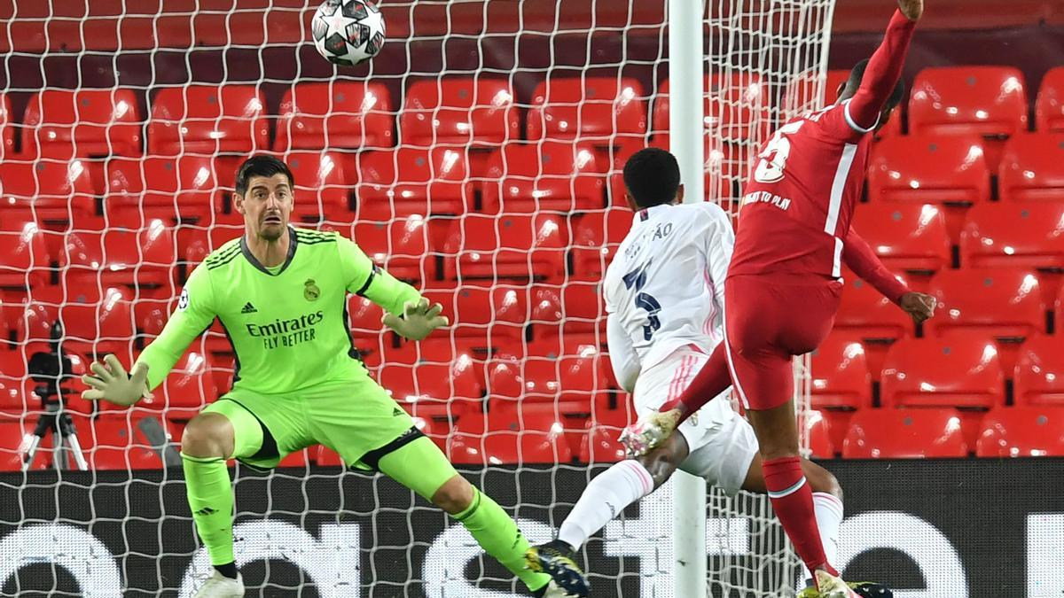 Wijnaldum dispara a la portería de Courtois ante Militao en el Liverpool-Madrid de Anfield.