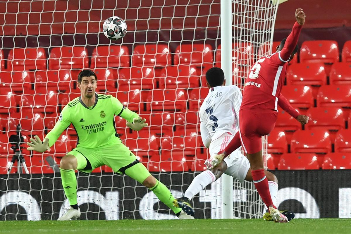 Wijnaldum dispara a la portería de Courtois ante Militao en el Liverpool-Madrid de Anfield.