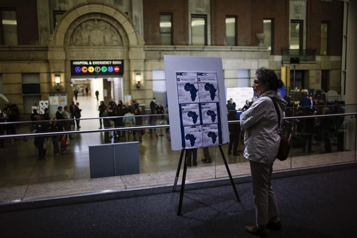 Una dona davant un cartell amb informació sobre l’Ebola a l’Hospital Bellevue de Nova York, on està ingressat el doctor Craig Spencer. Una dona davant un cartell amb informació sobre l’Ebola a l’Hospital Bellevue de Nova York, on està ingressat el doctor Craig Spencer.