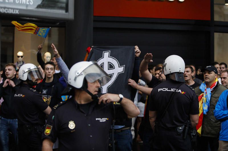 9 d'Octubre: Tensión en las manifestaciones en el centro de València