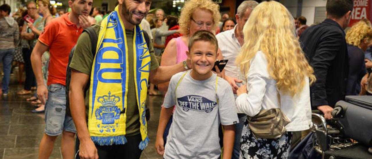 Nabil El Zhar, con la bufanda de la UD Las Palmas, posa junto a un joven aficionado que le solicitó una fotografía a su llegada a Gran Canaria.