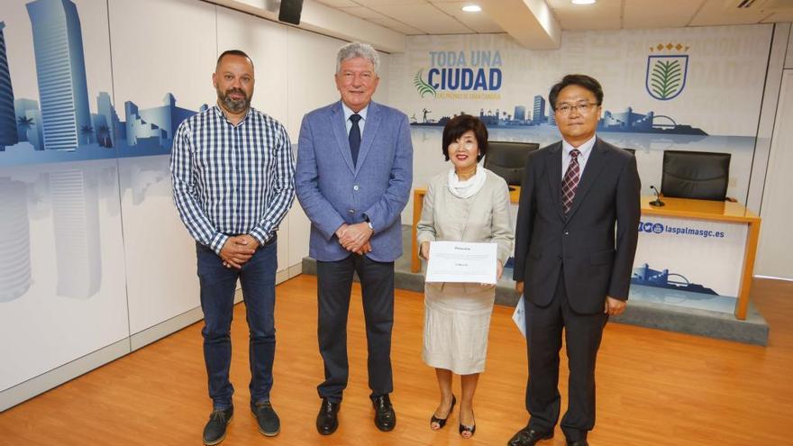 El cónsul de Asuntos Marítimos y Pesca de Corea del Sur, Ingu Park, y la esposa del cónsul del país asiático en Las Palmas, Miwha Park, junto a los concejales Pedro Quevedo y Jacinto Ortega.
