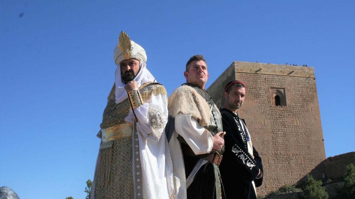 Musulmanes, cristianos y judíos durante el acto de Capitulación con la Torre Alfonsina al fondo.