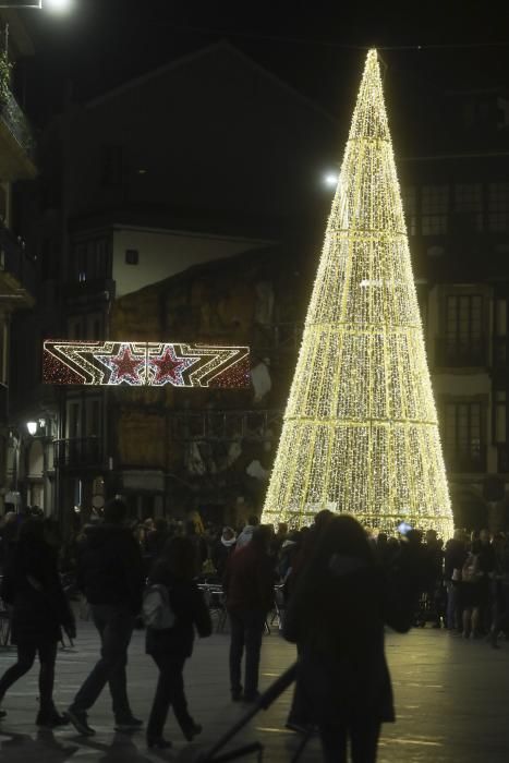 Avilés enciende sus luces de Navidad.