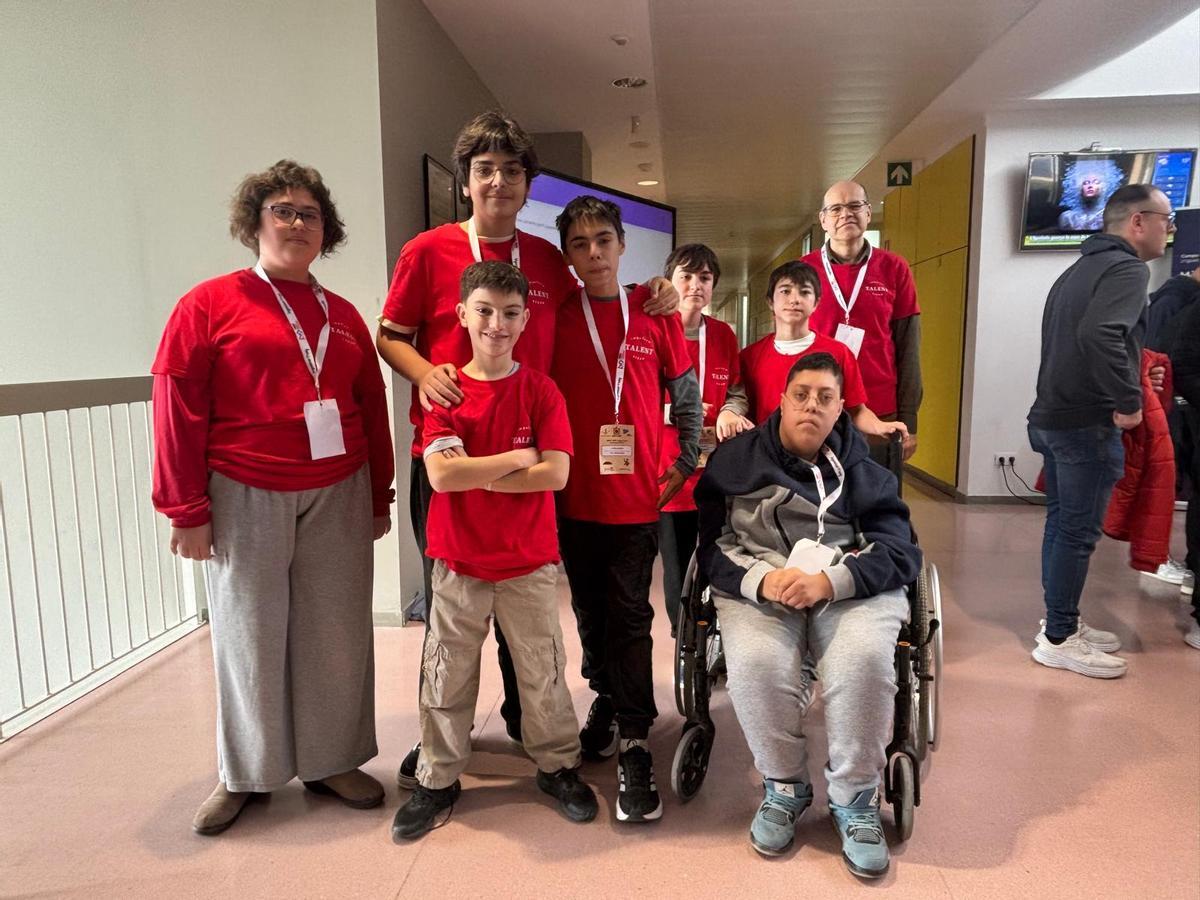 L’equip BIMBots! de l’Institut Badia i Margarit acompanyats del seu professor