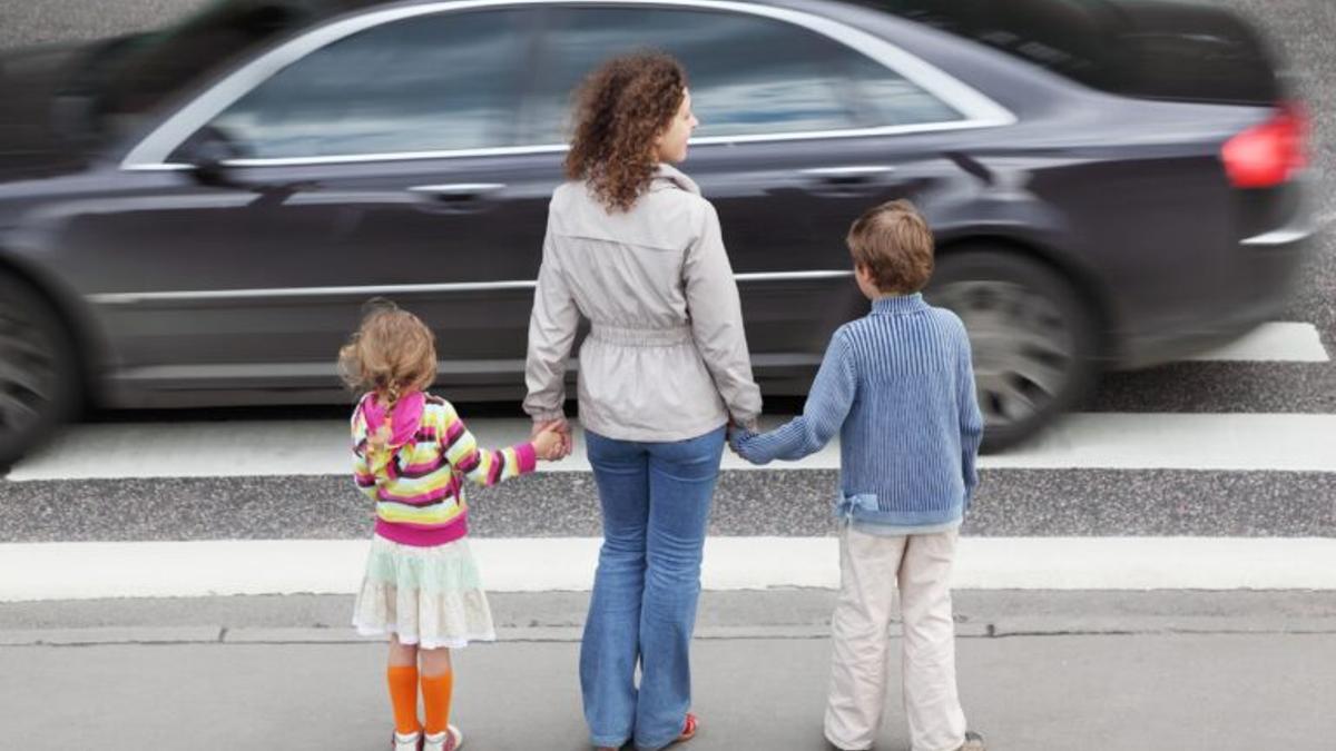 Humo de tabaco y contaminación de coches dañan la salud emocional de los niños