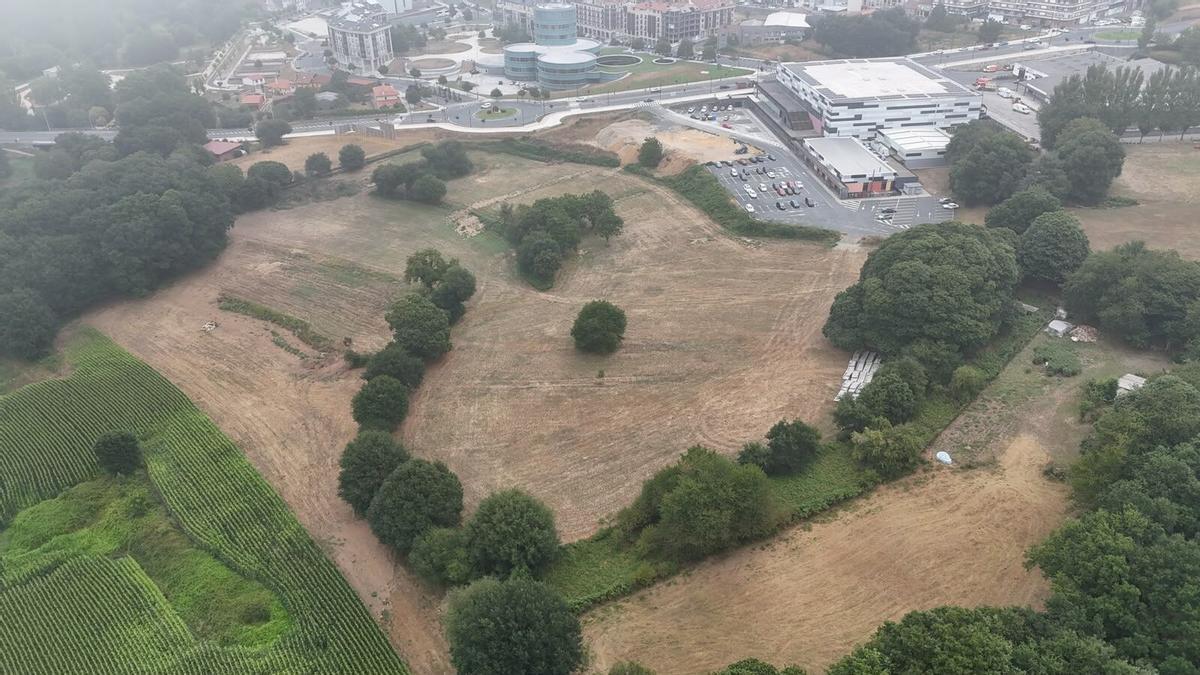 Vista aérea de los terrenos, con el Lalín Arena al fondo.