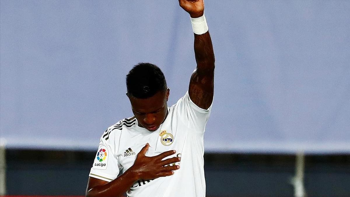 Vinícius celebra su gol alzando el puño siguiendo el 'Black lives Matter&quot;