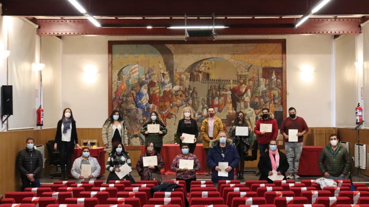 Los alumnos posando con los monitores y el alcalde tras la entrega de diplomas.