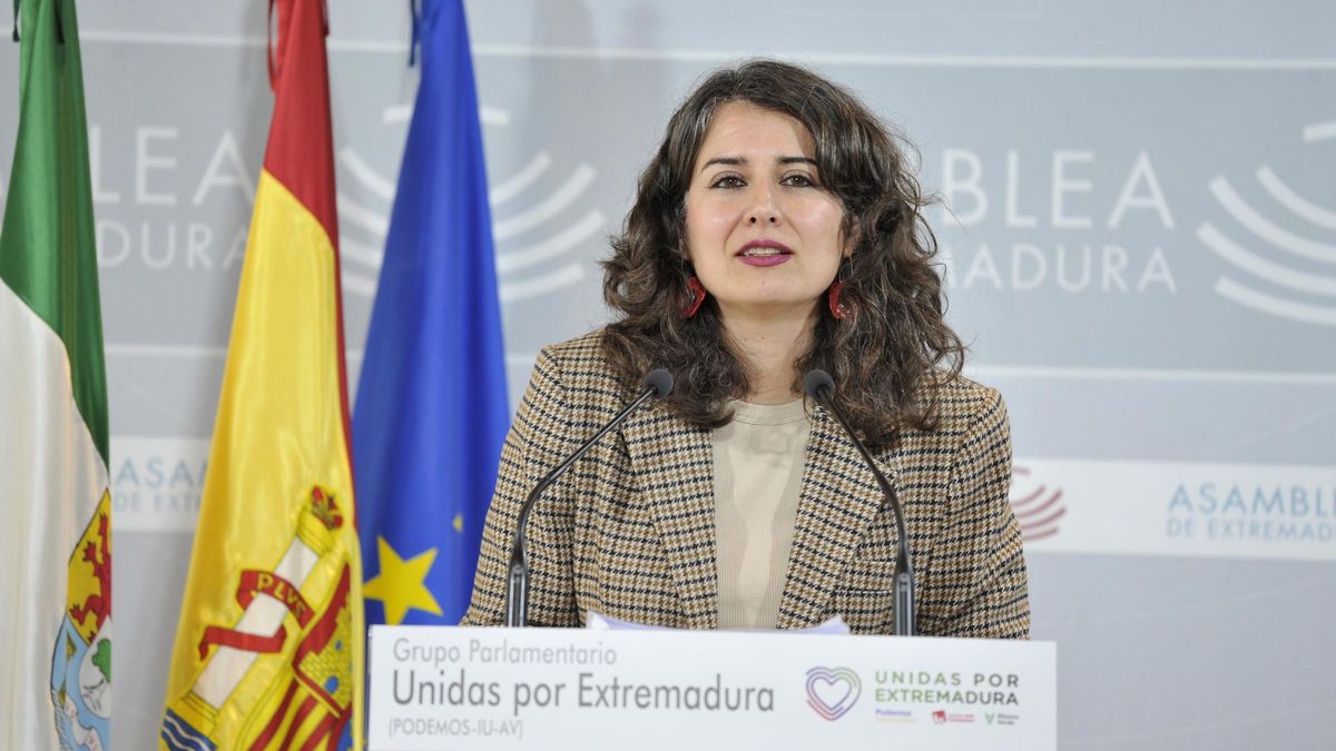 La portavoz de Unidas por Extremadura, Irene de Miguel, en rueda de prensa.