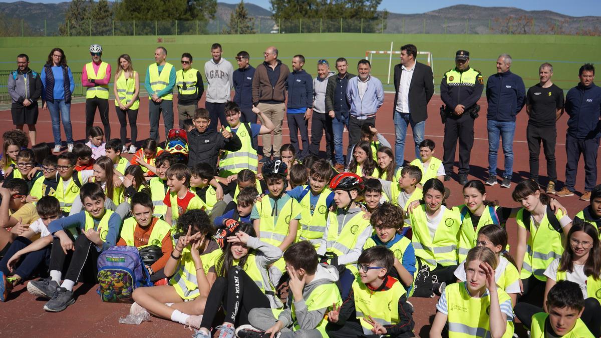 Participantes en el encuentro ciclista en el velódromo de Ontinyent.