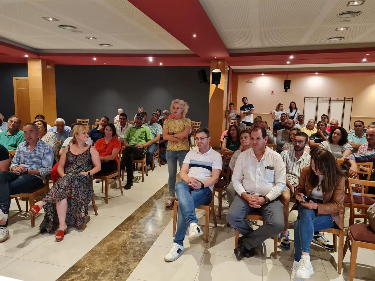 Un momento de la votación de los concejales del Esla-Órbigo-Eria. En pié, Atilana Martínez Mayado, elegida mayoritariamente.