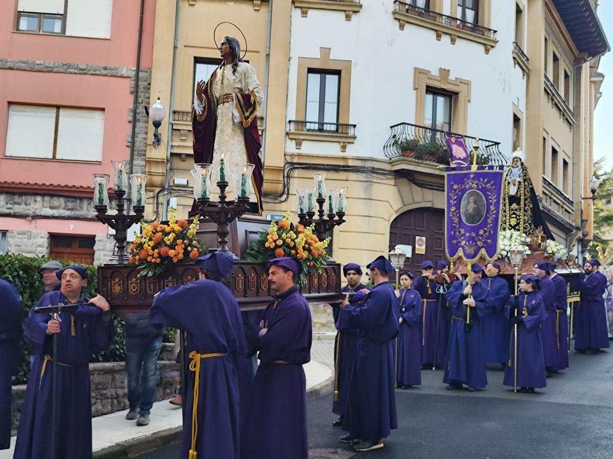 SEMANA SANTA VILLAVICIOSA 2023 | La procesión de la Soledad recorre ...