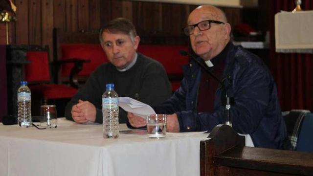 Ceferino Fernández, a la derecha, junto a Joaquín Serrano en la charla.