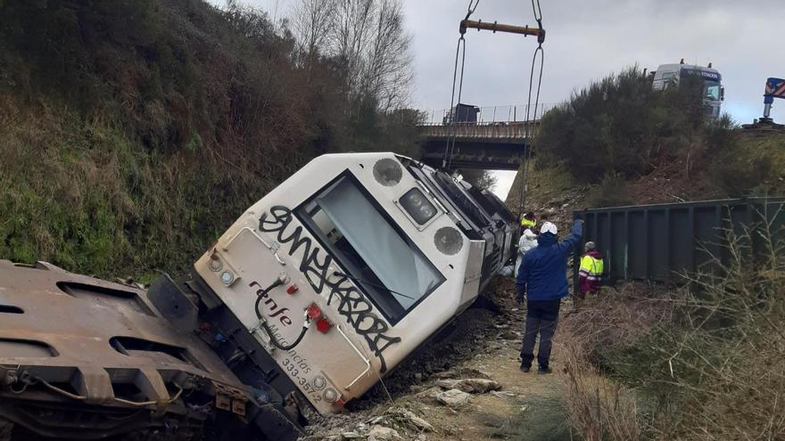 Izan y encarrilan la locomotora del tren descarrilado en Lalín