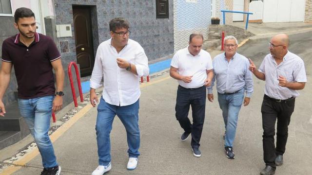 Concejales de Guía y técnicos, ayer, visitando la zona donde se harán las obras.