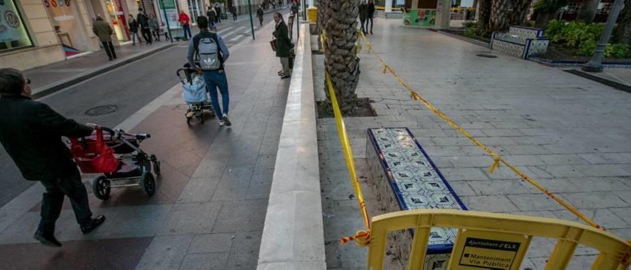 La plaza de la Glorieta cercada durante los trabajos de reparación de los bancos.