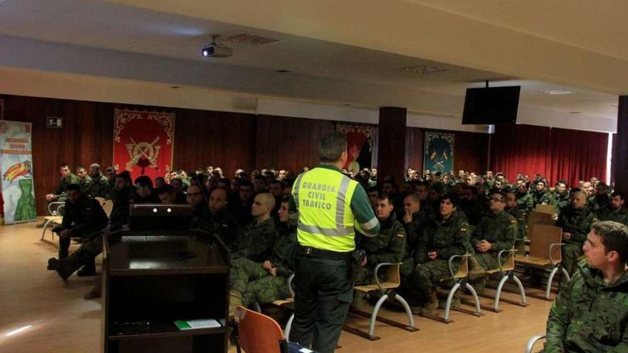 Un agente de Tráfico durante su charla a militares de la Brilat. // FdV