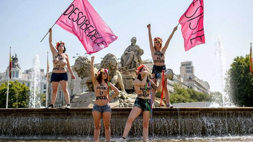 Activistas de Femen se suben a La Cibeles para protestar contra la &#039;ley mordaza&#039;