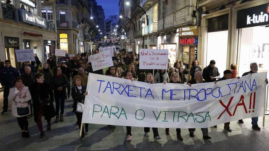 La cabecera de la manifestación, ayer, a su paso por la calle Príncipe de Vigo. // Ricardo Grobas