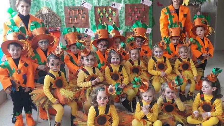 Niños del colegio La Inmaculada durante su fiesta. // FdV