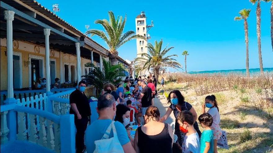 Decenas de personas hicieron cola para visitar el faro de Nules acompañados por la arquitecta que lo diseñó.