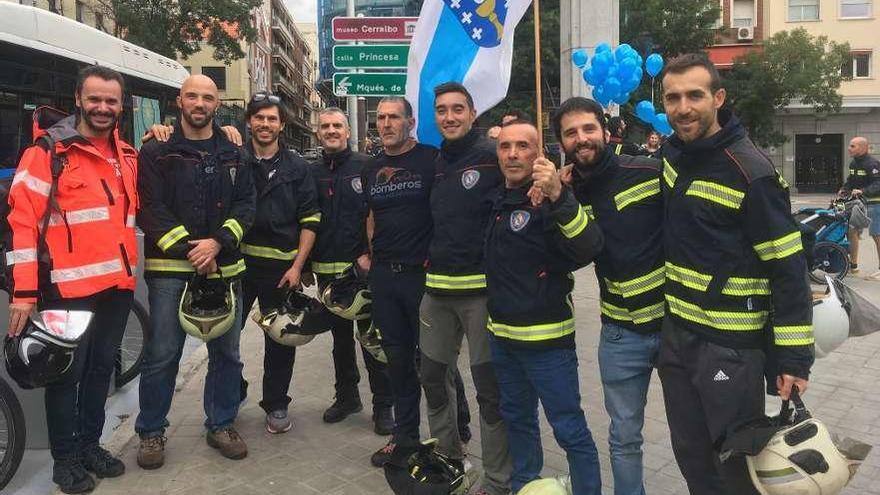 Bomberos de Silleda, con otros compañeros durante la marcha en Madrid.