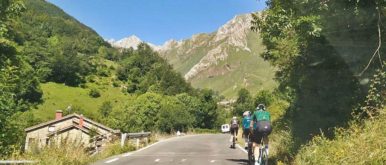 Ciclistas circulando por el acceso al parque, sin desbrozar.