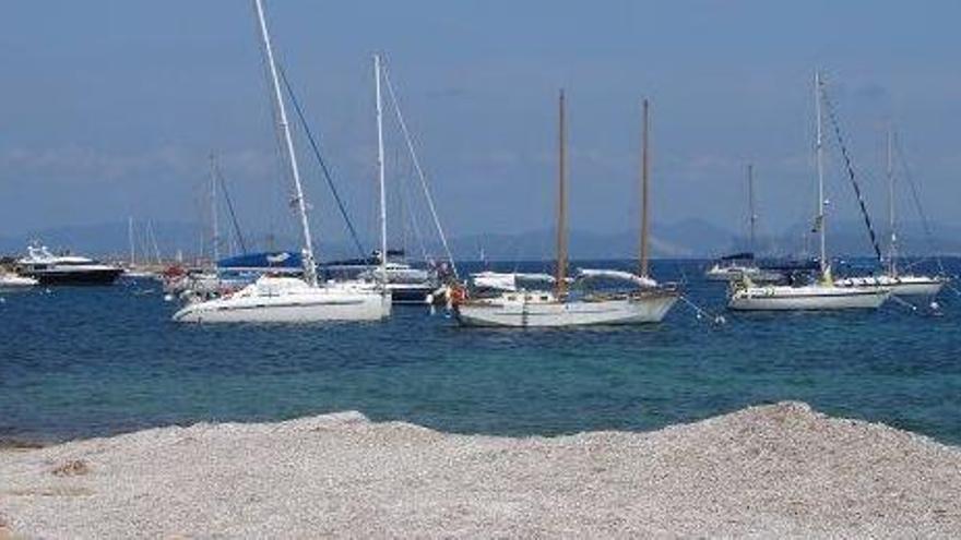 Imagen de archivo de barcos amarrados al campo de boyas de es Caló de s&#039;Oli, en Formentera.