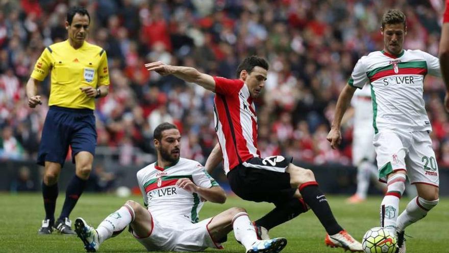 Rubén Pérez y Aduriz disputan un balón en San Mamés.