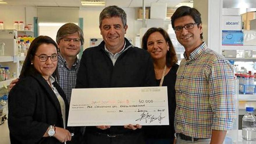 La família Abella entrega a Sant Joan de Déu el xec de 50.000 euros per lluitar contra el rabdomiosarcoma