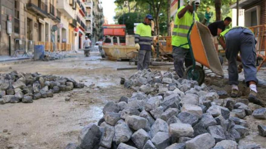 El Ayuntamiento repara los adoquines de San Nicolás sólo tres años después de su colocación